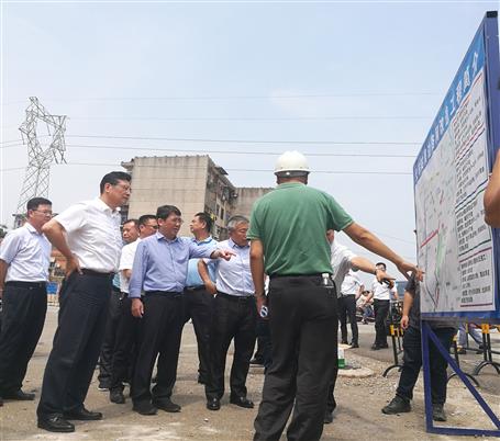 鄭俊康、吳煒到火車站周邊路網(wǎng)改造工程調(diào)研