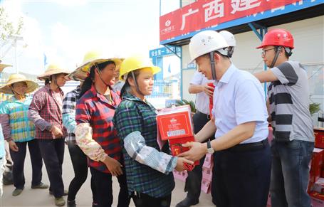 集團公司黨委委員、副總經(jīng)理侯立林到公司施工一線送清涼