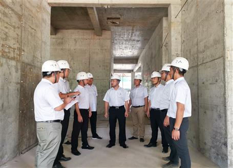 覃振華率隊(duì)到觀(guān)山福邸項(xiàng)目進(jìn)行第三季度安全質(zhì)量大檢查