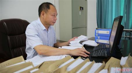 初心不改　本色不褪——記廣西勤廉榜樣、河池市紀委副書記、監(jiān)委副主任黃振林