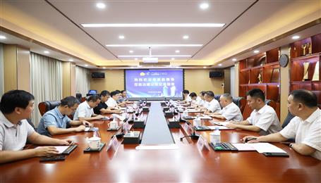 覃振華與鹿寨縣委副書記、縣長(zhǎng)楊毅舉行工作會(huì)談