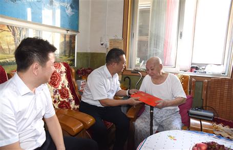 覃振華、賴海標國慶節(jié)前慰問離休老干部