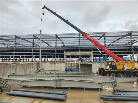 【奮戰(zhàn)三季度 打贏攻堅戰(zhàn)】冶建第四分公司內(nèi)蒙古項目2#冷庫鋼結(jié)構首吊成功！